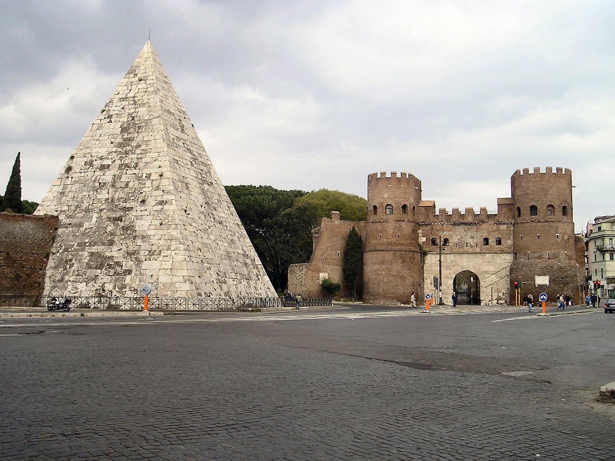 Hotel Pyramid Rom